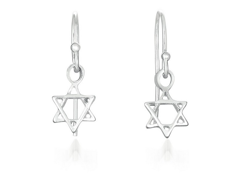 A STERLING SILVER 'STAR OF DAVID' EARRING.